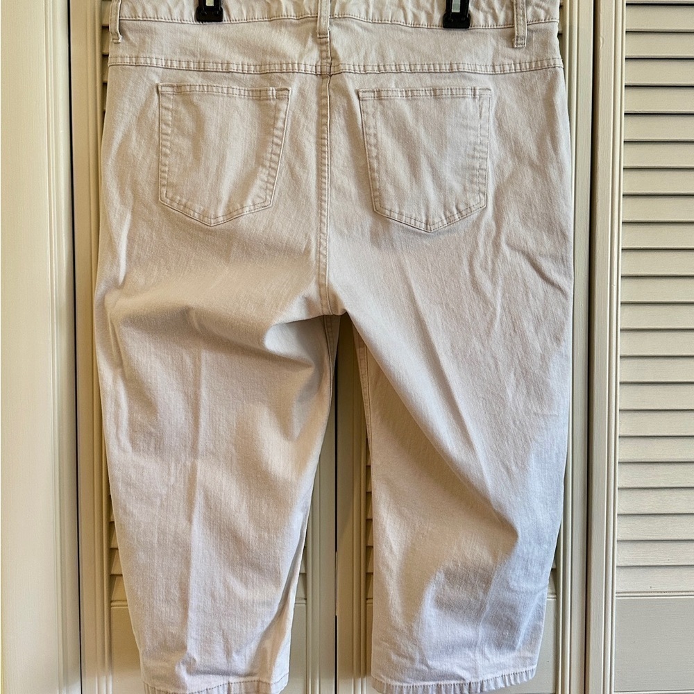 RIDERS by LEE, WOMENS, OFF-WHITE, 5 POCKET, CAPRI JEANS. SIDE LEG SLITS.SIZE 20M - Picture 4 of 6